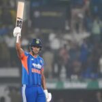 दुबे टी-20 वर्ल्डकप जीतने के बाद ट्रेन से मुंबई पहुंचे:अपर बर्थ पर छिपकर सफर किया, पत्नी ने TTE से पहचान छिपाई